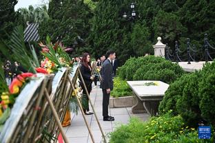 图片报：贝肯鲍尔的葬礼本周五在慕尼黑举行，赫内斯也赠送了花圈